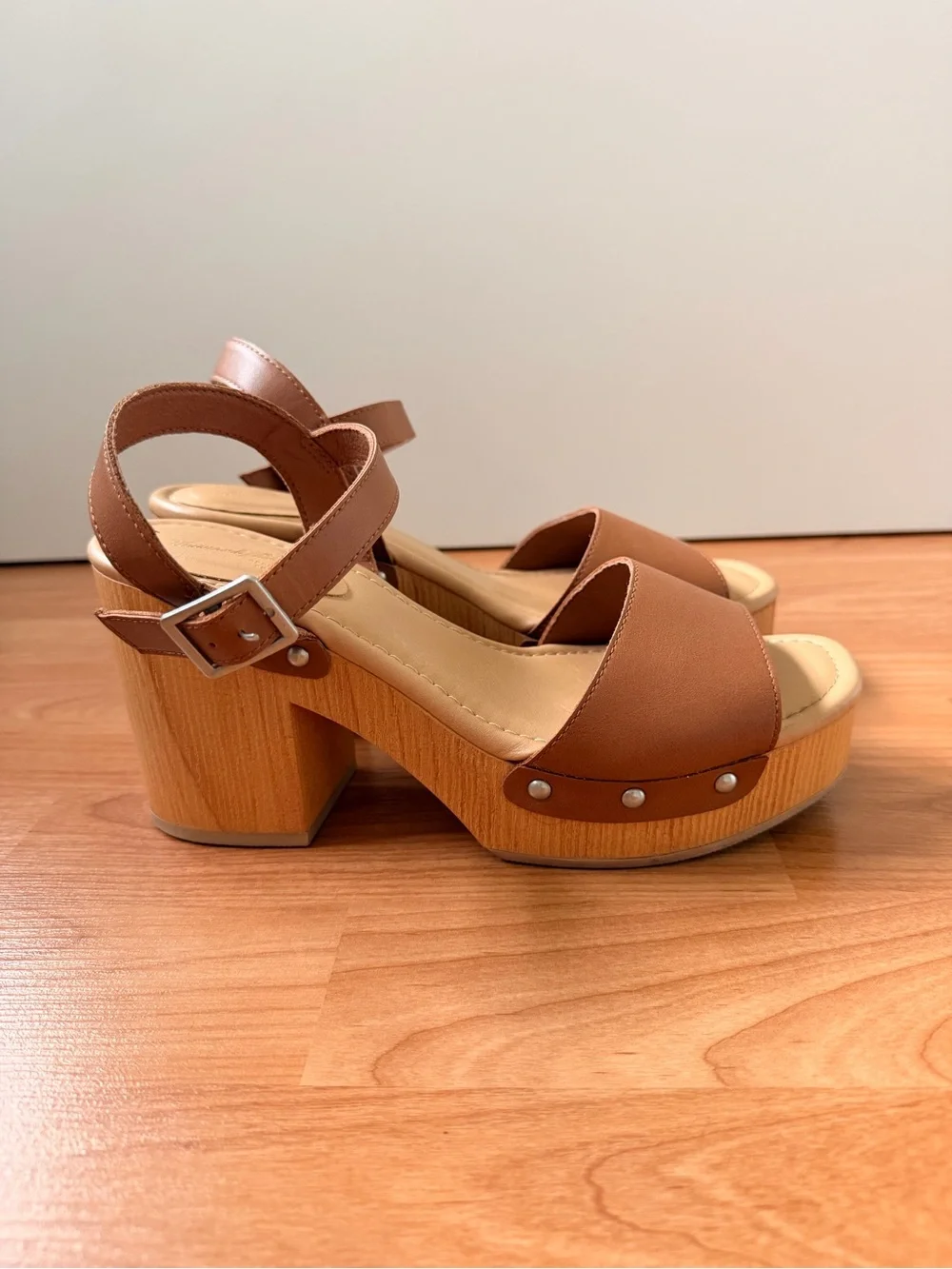 Y2K Universal Thread Tan Heels